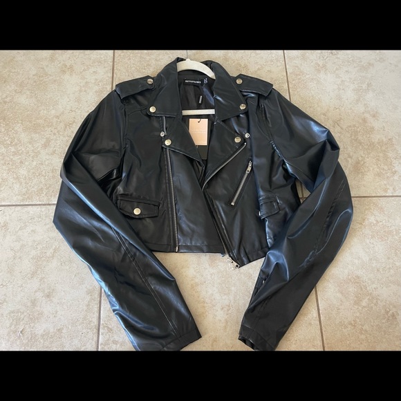 PrettyLittleThing Black Cropped PU Zip Detail Biker Jacket - Picture 5 of 6